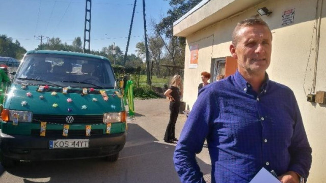 Starosta Zbigniew Starzec przekazał samochód dla schroniska