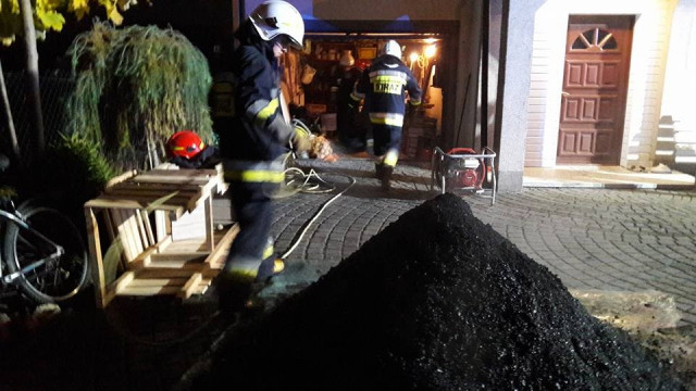 Strażacy wezwani do pożaru miału w piwnicy budynku mieszkalnego w Oświęcimiu. ZDJĘCIA !