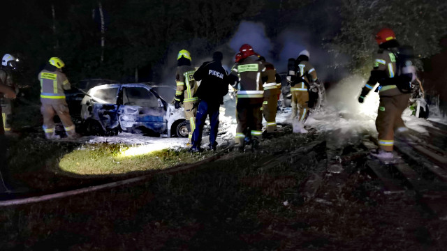 Strażacy z dwóch powiatów, gaszą pożar kilku samochodów w gminie Zator – ZDJĘCIA!