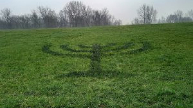 Symboliczna menora zakwitnie w Parku Pojednania