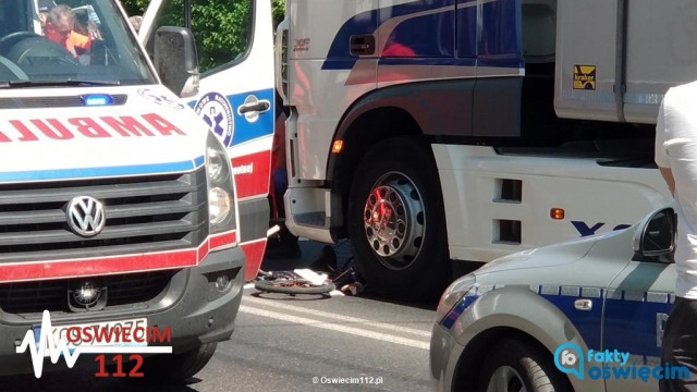 Tir potrącił rowerzystkę. Utrudnienia na krajówce – FOTO