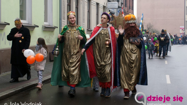 Tłumny Orszak Trzech Króli przeszedł ulicami Oświęcimia – FILM, FOTO