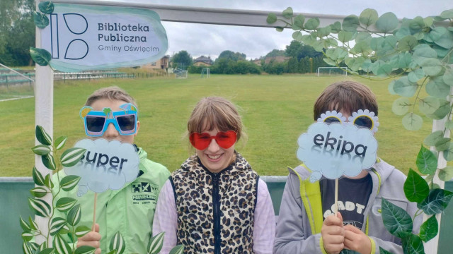 Tłumy na pikniku w Brzezince. Książki, występy i wspólna zabawa – FILM, FOTO