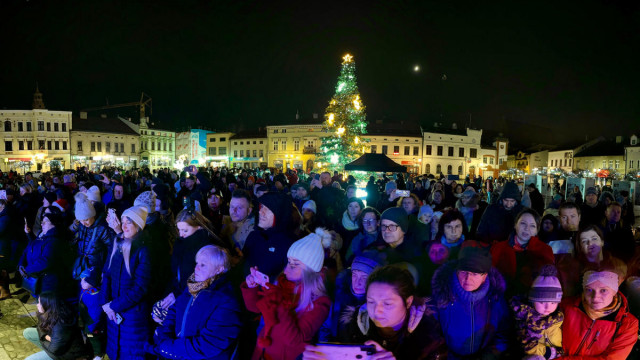 Tłumy na wigilii w sercu Oświęcimia – FILMY, FOTO