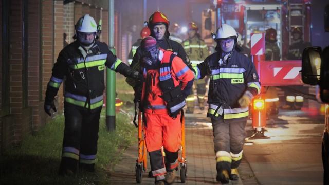 Tragiczny finał pożaru budynku w Oświęcimiu.  Jedna osoba nie żyje a druga została poszkodowana – FILM, ZDJĘCIA!