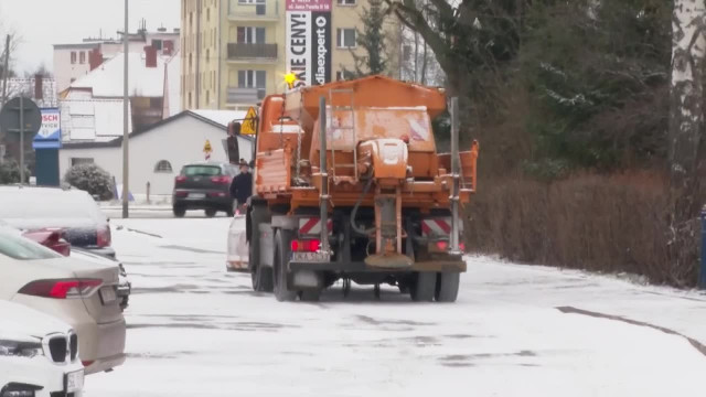 Trudne warunki na drogach. Ekspert radzi, jak uniknąć wypadku – FILM