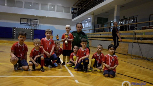 Trzy drużyny skrzatów z naszego powiatu w turnieju w Kozach – FOTO
