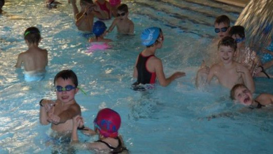 Uczniowie dwóch oświęcimskich szkół uczyli się pływać – FOTO