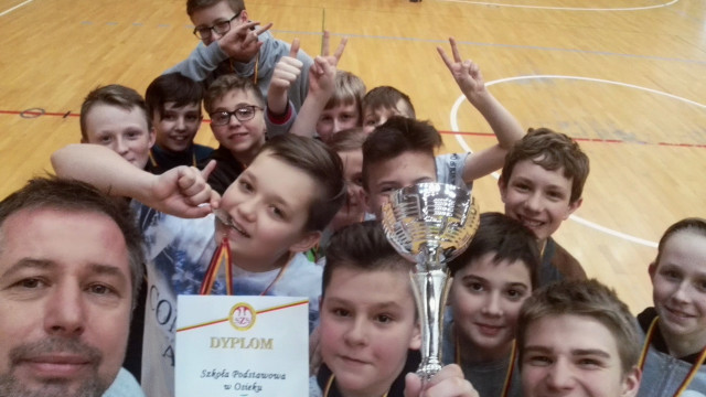 Uczniowie ZSP1 w Osieku wicemistrzami województwa w koszykówce
