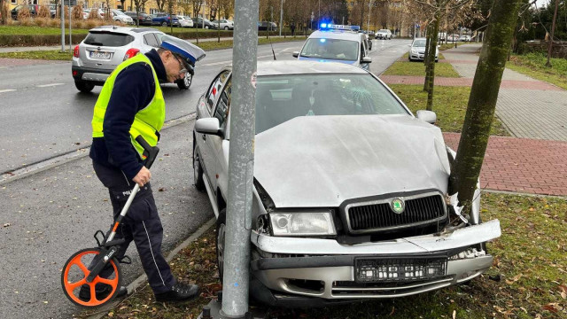 Uderzył skodą w drzewo i latarnię. Policja apeluje o ostrożność