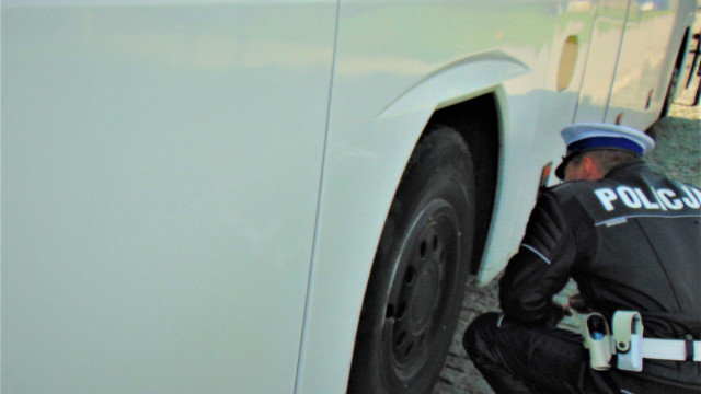 Ujawnili zużyte opony i niesprawne pasy. Policja nie dopuściła autokaru do wyjazdu z uczniami