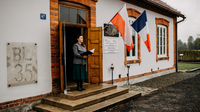 Upamiętnienie Masakry w Budach: Hołd złożony 90 Francuskim Więźniarkom