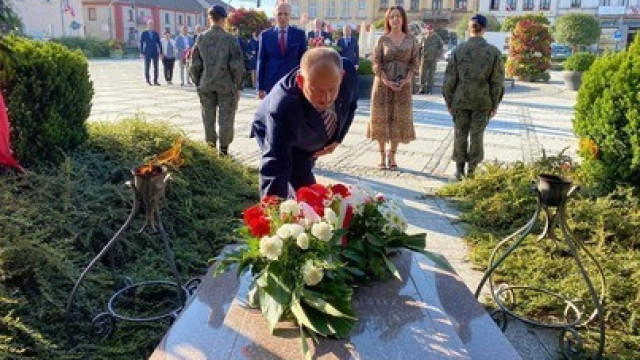 Uroczyste obchody rocznicy wybuchu II Wojny Światowej. Na kęckim rynku zapłonęły znicze