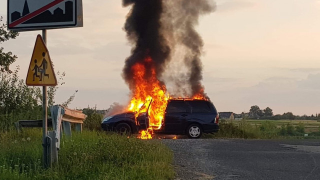 UWAGA ! Pożar samochodu w Wilczkowicach. ZDJĘCIA!