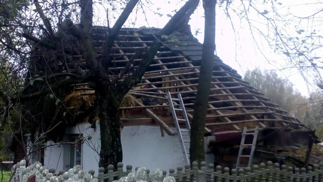 UWAGA ! Zawalony dach budynku w Piotrowicach !