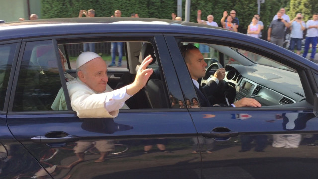 VIDEO-OŚWIĘCIM. Papież Franciszek przejechał ulicami Oświęcimia