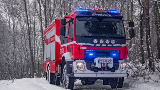 Volvo FL z OSP Poręba Wielka w zimowej scenerii – FOTO!
