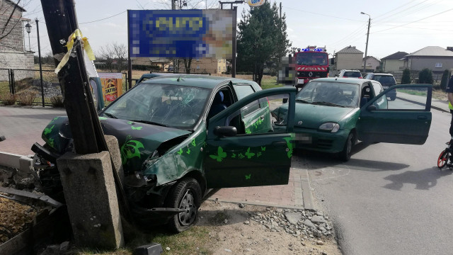 W Gorzowie zderzyły się dwa samochody. Jeden z nich uderzył w słup telefoniczny. ZDJĘCIA!