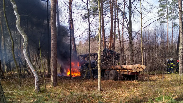 W środku lasu palił się ciągnik rolniczy – ZDJĘCIA!