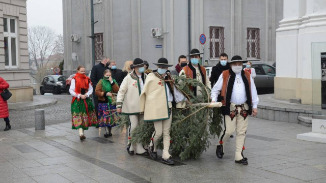 Wadowice. Górale podarowali choinkę do Muzeum Jana Pawła II