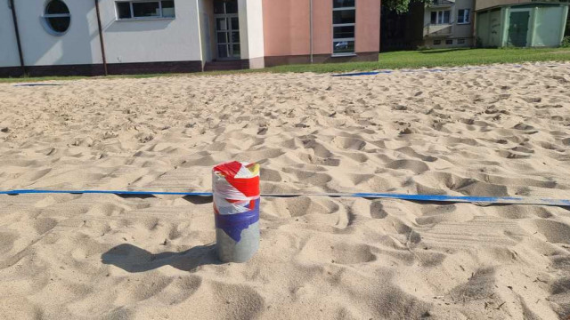 Wandale unieruchomili boisko do siatkówki plażowej – FOTO