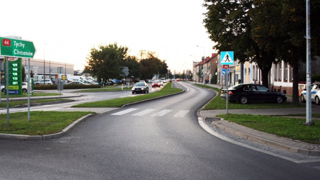 Wbiegła na przejście. Potrącił ją samochód – FOTO