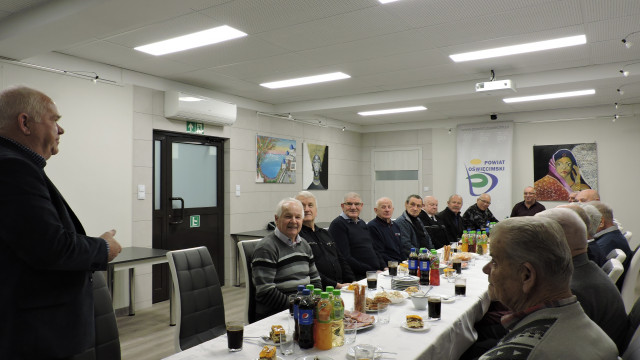 Wizyta przedstawiciela władz Powiatu u emerytowanych górników w Osieku