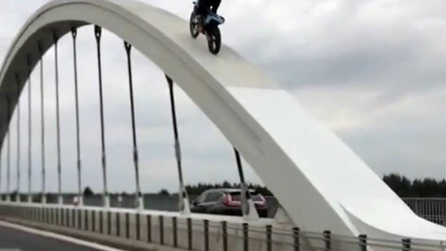 Wjechał motocyklem na przęsło mostu Galicyjskiego – FILM