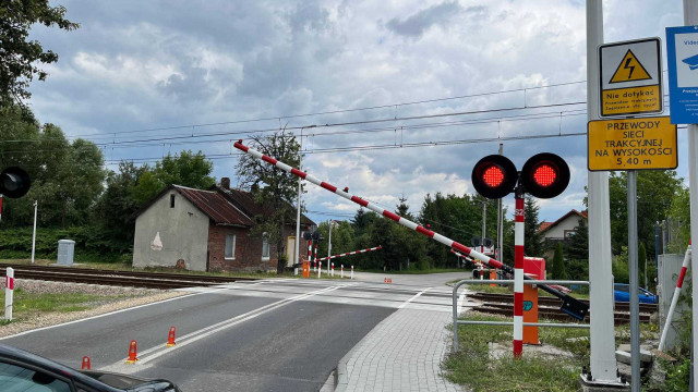 Wjechał samochodem na torowisko. Utknął między rogatkami