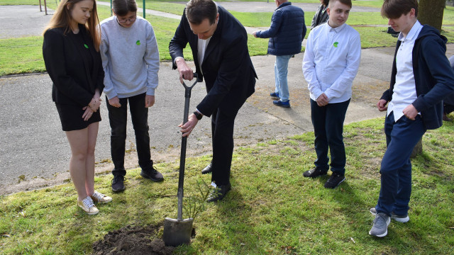 Włodarze i uczniowie posadzili drzewa przed oświęcimską „Czwórką”