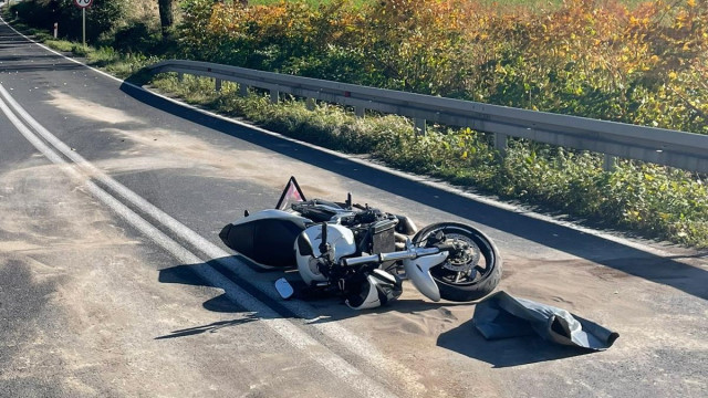 WŁOSIENICA. Motocyklista stracił panowanie nad pojazdem i uderzył w barierę energochłonną