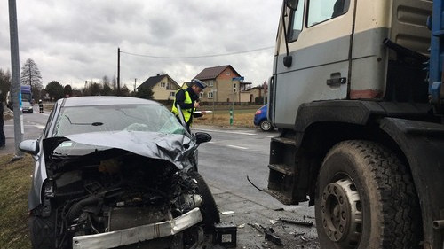 WŁOSIENICA. Wypadek na Długiej. Zderzyła się ciężarówka z osobówką. Kobieta zabrana do szpitala - ZDJĘCIA