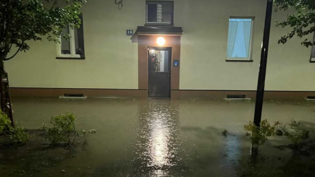 Woda zalewa modernizowane osiedle Pileckiego – FILM, FOTO
