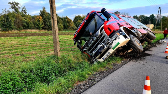 Wóz strażacki wywrócił się do rowu – FOTO