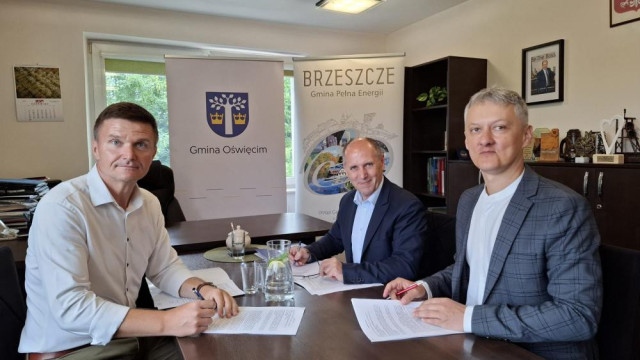 Wspólny krok ku lepszej komunikacji – podpisanie umowy na dokumentację ścieżki pieszo-rowerowej Brzeszcze–Oświęcim - InfoBrzeszcze.pl