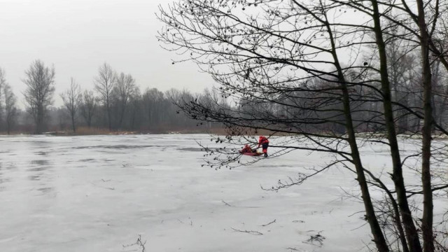 Wszedł na zamarznięty staw i wpadł pod lód