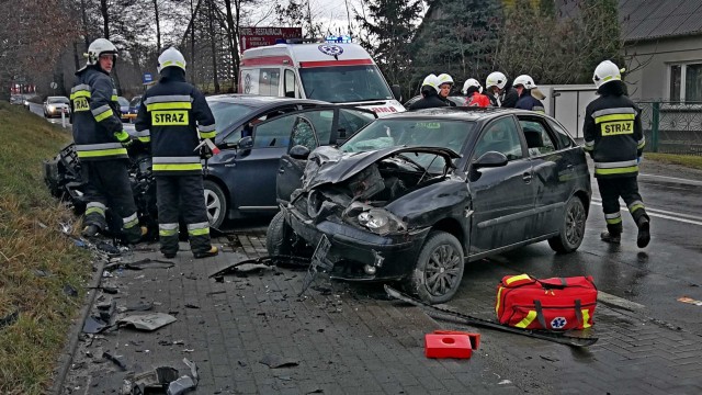 Wypadek drogowy w Przeciszowie. Dwie osoby trafiły do Szpitala – ZDJĘCIA, FILM!