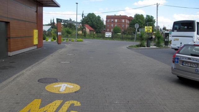 Wypadek na parkingu. Samochód potrącił 13-latkę