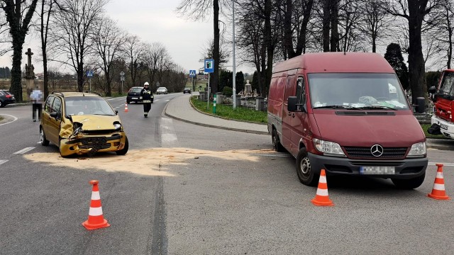 Wypadek w Brzeszczach. Trzy osoby w tym dwoje dzieci zostały poszkodowane – ZDJĘCIA!