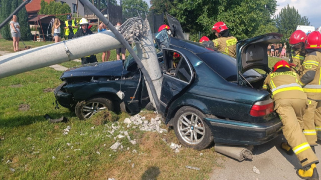 Wypadek w Chełmku: BMW rozbite o słup elektryczny – kierowca zakleszczony