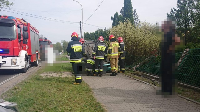 Wypadek w Chełmku, jeden z pojazdów dachował. Droga zablokowana – ZDJĘCIA !