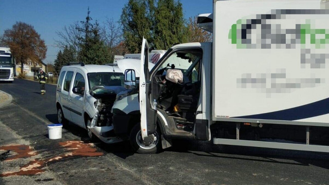 Wypadek w Nowej Wsi. Samochód osobowy zderzył się z samochodem dostawczym. ZDJĘCIA!