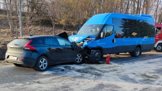 Wypadek w Zatorze na DK28 – zderzenie Volvo z busem, cztery osoby ranne