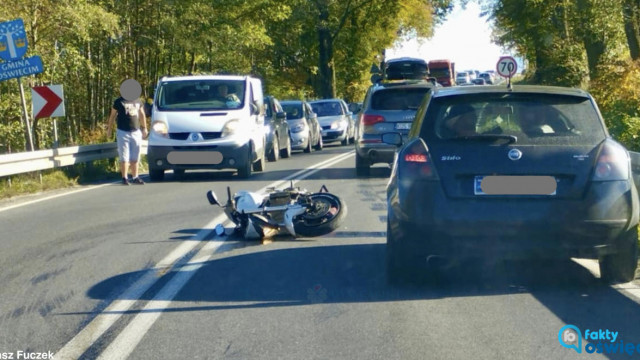 Wypadek z motocyklistą. Utrudnienia na drodze krajowej nr 44 – FOTO