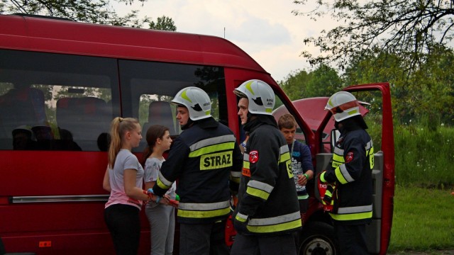 Wypadek z udziałem busa i samochodu osobowego, ćwiczenia w Gminie Brzeszcze FOTO, FILM