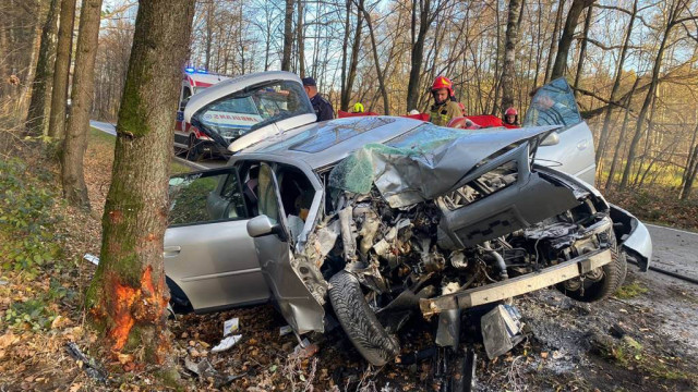 Wypadła z drogi i uderzyła w drzewo – FOTO