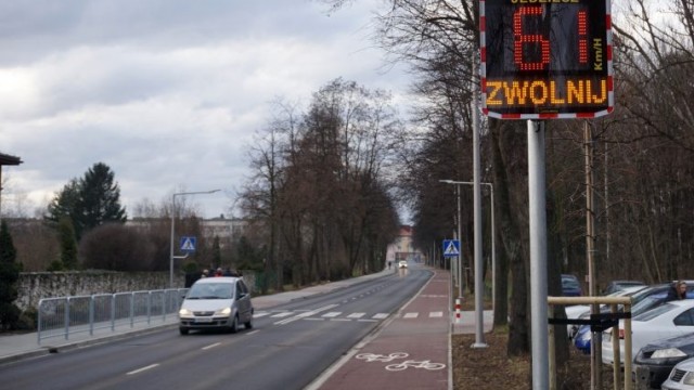 Wyświetlacze prędkości na zmodernizowanej ulicy Olszewskiego