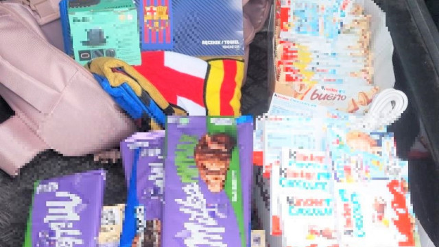 Z plecakiem pełnym słodyczy uciekał ze sklepu – wpadł… przy barze!