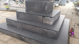 Zabezpieczono pomnik w alei głównej cmentarza w Kętach