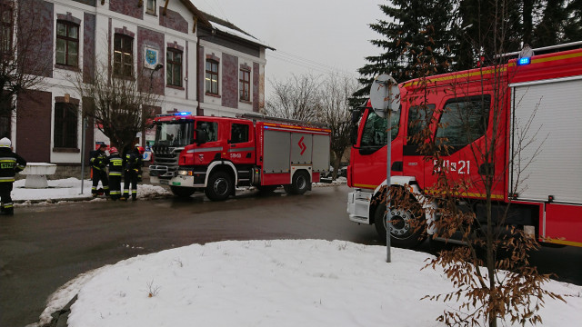 Zadymienie budynku w Brzeszczach. Strażacy ewakuowali pracowników. FOTO!